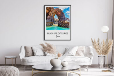Cozy living room with Praia das Catedrais poster.